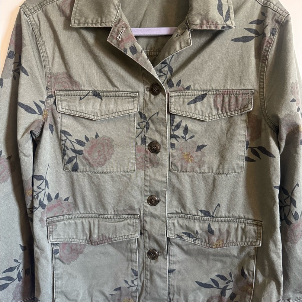 H&M Green Utility Jacket with Classic Collared Design